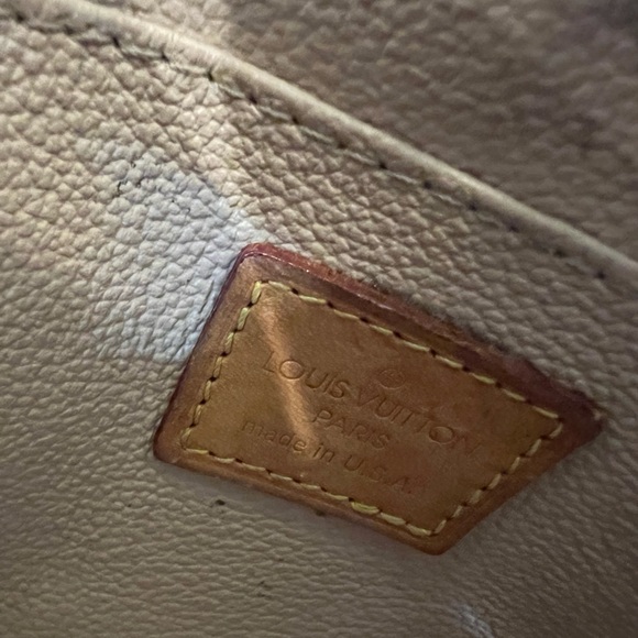 Authentic Louis Vuitton Monogram Canvas Compact Cosmetic Case - Picture 5 of 14